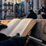 A booklover's guide to new york : lecteur devant NYPL, roman ouvert