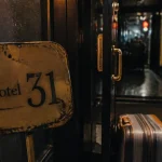 Hôtel 31 New York à Midtown : panneau “Hotel 31” et entrée