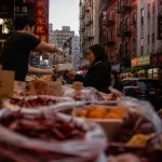 new york chinatown : dumplings fumants et étals d’épices