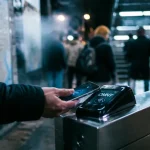 Pass metro New York OMNY : main sur lecteur sans contact