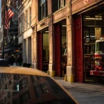 Visiter une caserne de pompier à New York : façade FDNY et camions du garage