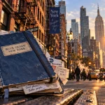 Blue guide New York sur un banc à Manhattan, musées et architecture, golden hour