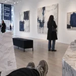 New York gallery guide : galerie lumineuse à Chelsea, visiteur et œuvres