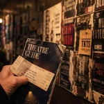New York theatre guide : billets et guide papier dans un couloir de théâtre à Manhattan