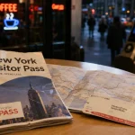 New York Visitor Pass sur table à Midtown, plan métro et billet