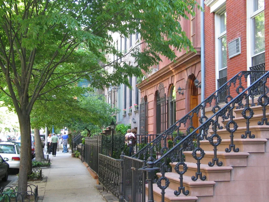 Maisons et escaliers résidentiels dans une rue de Chelsea