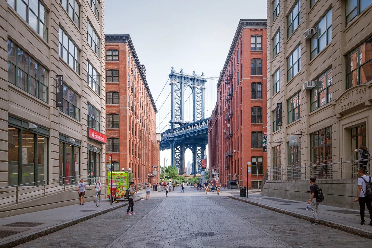 Le Manhattan Bridge dans la perspective de Washington Street à DUMBO