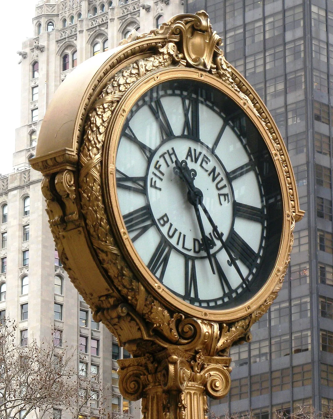 Horloge et façades au 200 Fifth Avenue dans le Flatiron District