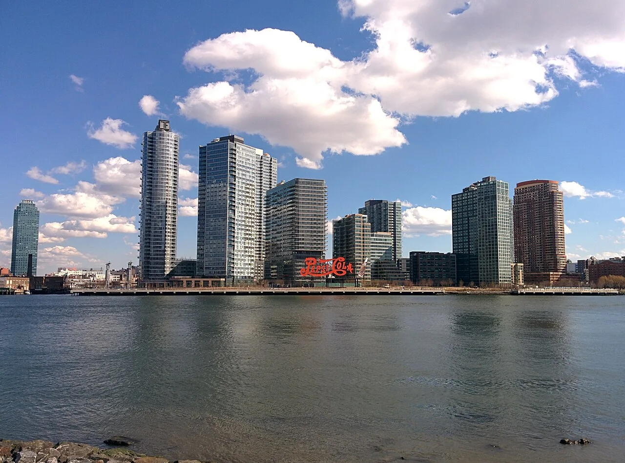 Les tours de Long Island City et l’enseigne Pepsi-Cola vues de Roosevelt Island
