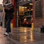 Visiter une caserne de pompier a new york : façade FDNY, camion rouge et guide devant une caserne